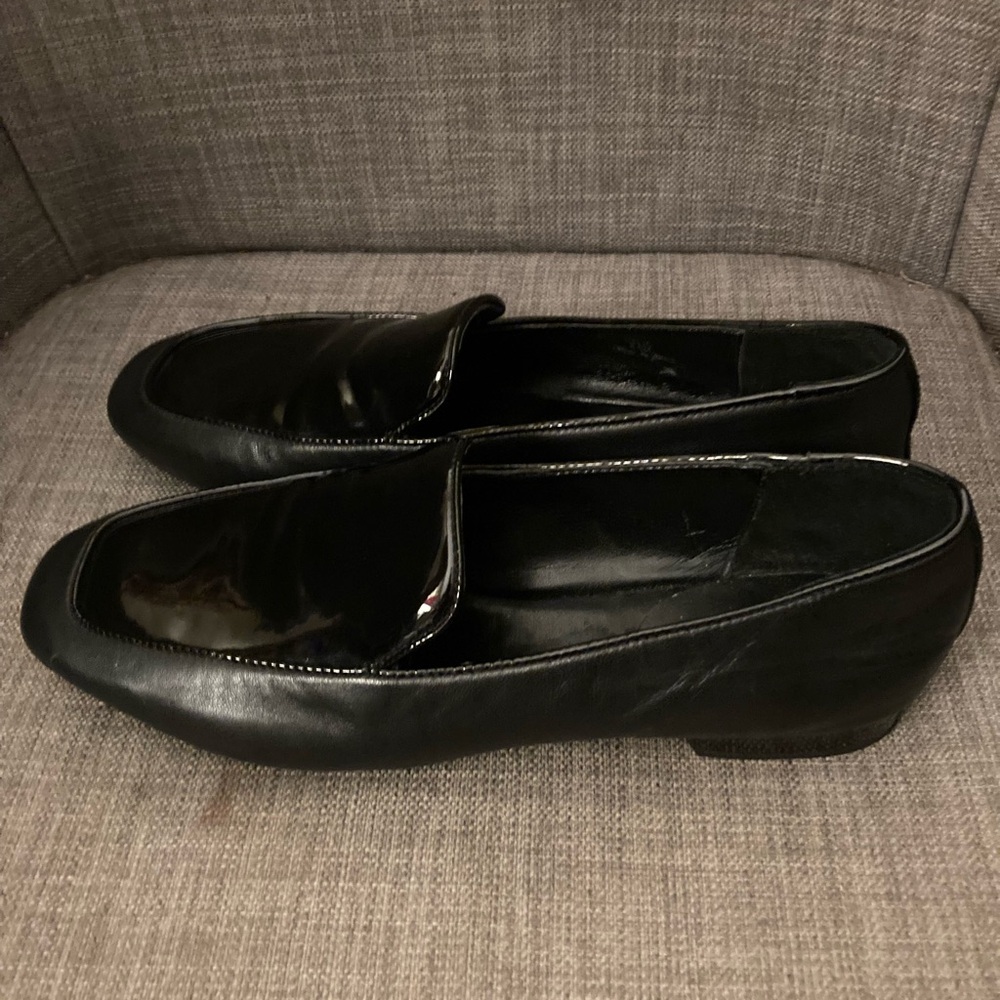 Donald J. Pliner Black Patent and Matte Leather Loafers Size 6.5. NWOT.